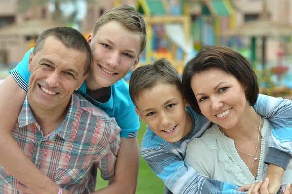 Familjen har roligt på semester — Stockfoto