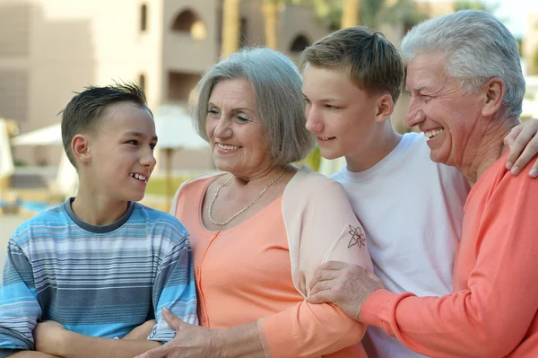 Familie auf tropischem Urlaubsort — Stockfoto