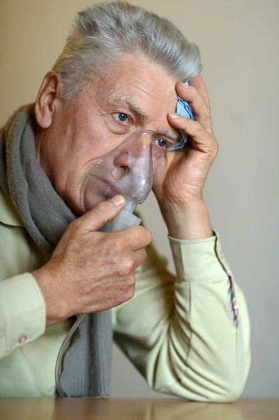 Muž s chřipkou inhalace — Stock fotografie