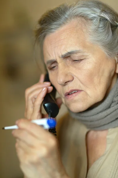 Senior vrouw gevoel onwel — Stockfoto