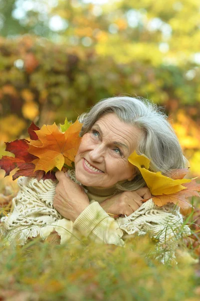 Oudere vrouw in herfstpark — Stockfoto