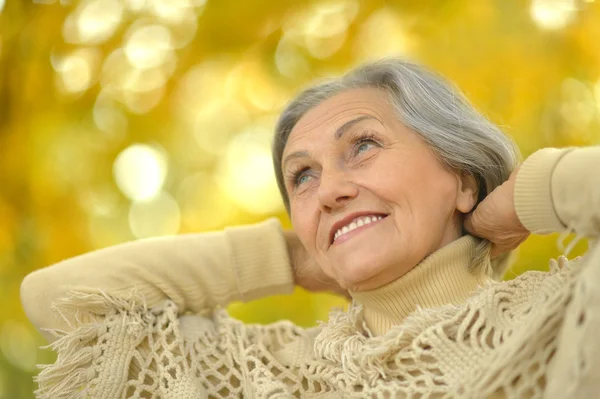 Senior kvinna i höstparken — Stockfoto