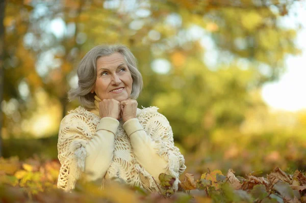 Seniorin im Herbstpark — Stockfoto