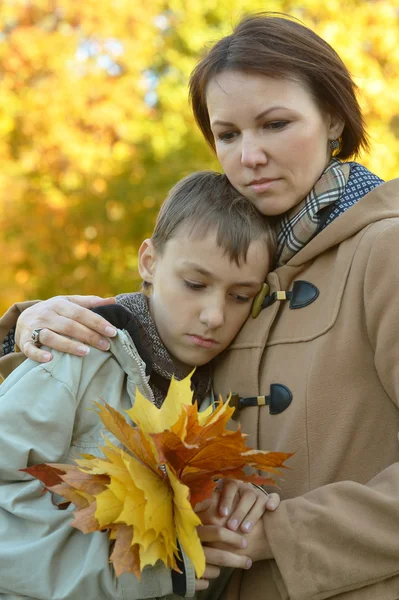 Mamma med son i park — Stockfoto