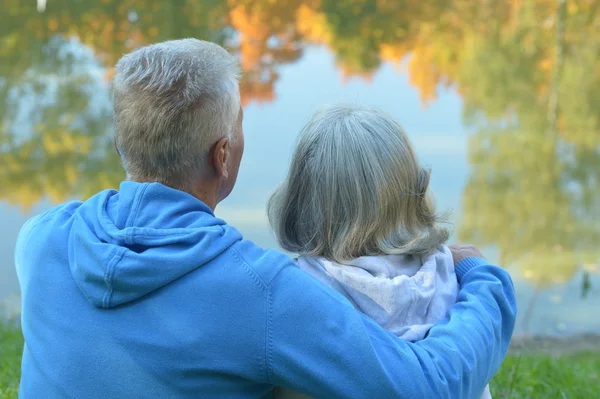 Bejaarde echtpaar in de buurt van lake — Stockfoto