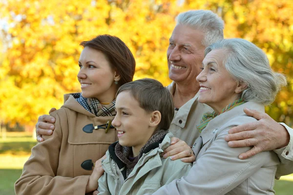 Lachende familie in park — Stockfoto