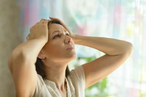 Mujer enferma con dolor de cabeza —  Fotos de Stock