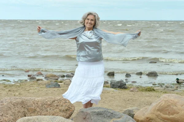 Senhora se divertindo na praia — Fotografia de Stock