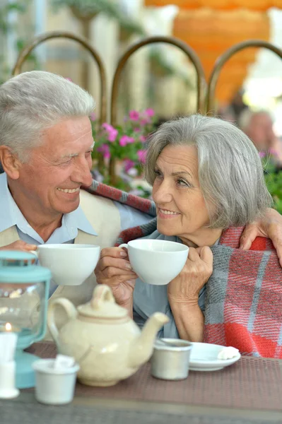 Seniorenpaar trinkt Kaffee — Stockfoto