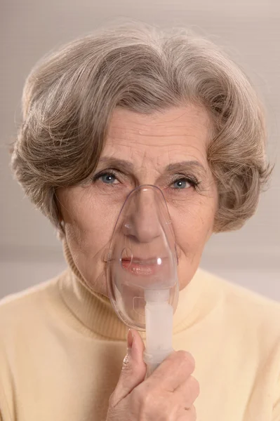 Mujer con inhalación de gripe — Foto de Stock