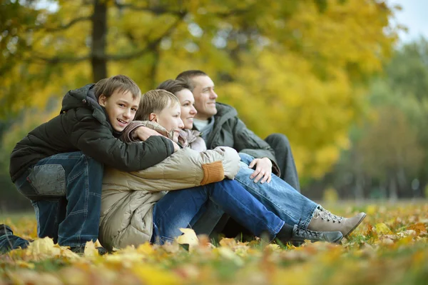 Sonbahar parkında mutlu bir aile — Stok fotoğraf