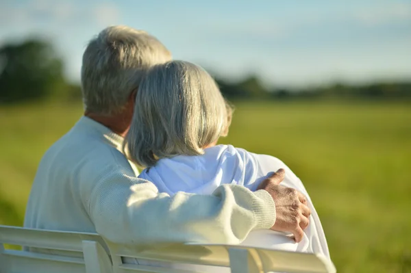 年长的夫妇坐在长椅上 — 图库照片