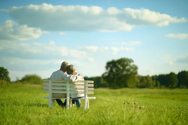 Couple âgé assis sur le banc — Photo