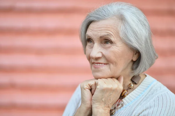 Starsza kobieta w pobliżu ściany — Zdjęcie stockowe