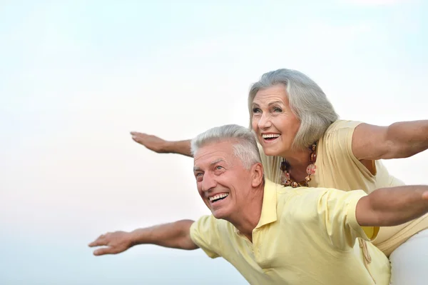 Casal no fundo do céu — Fotografia de Stock