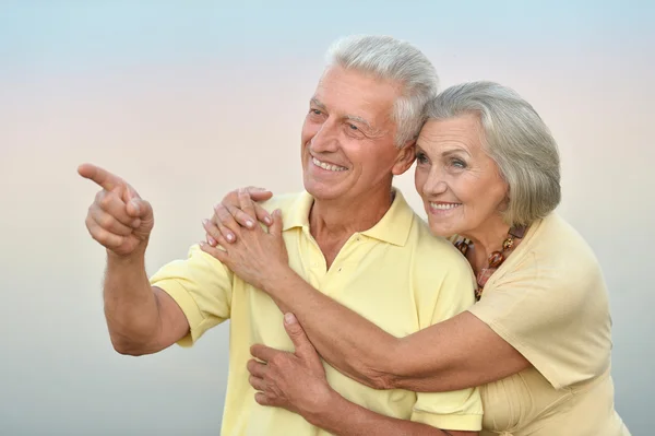 Pareja en el fondo del cielo — Foto de Stock