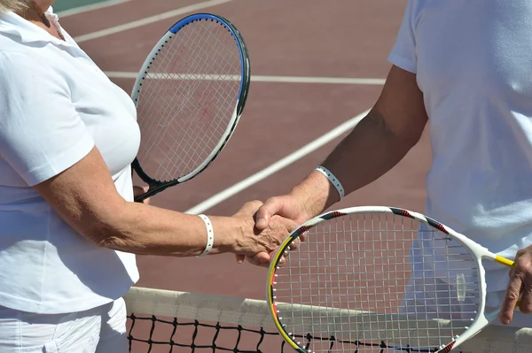 Tennisspelare skakar hand — Stockfoto