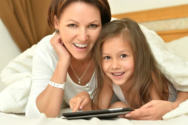 Madre e hija con tableta pc — Foto de Stock