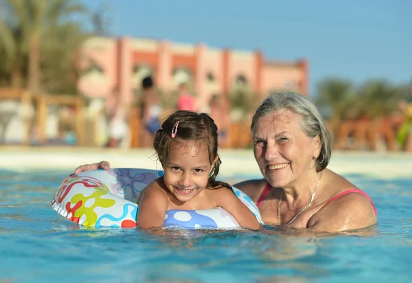 Familia relajarse en la piscina — Foto de Stock