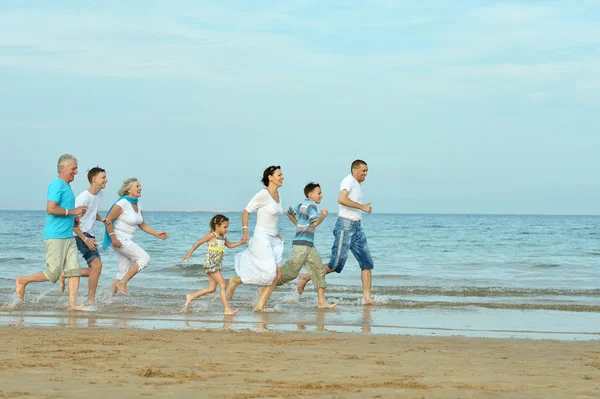 Familia feliz en la playa — Foto de Stock