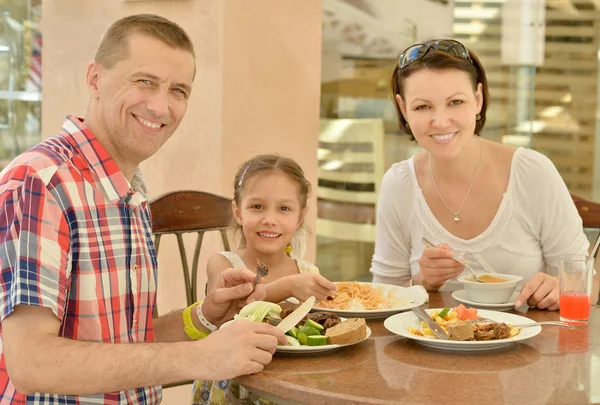 Familia feliz en el desayuno — Foto de Stock