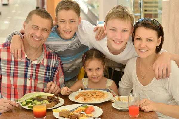 Família feliz no café da manhã — Fotografia de Stock