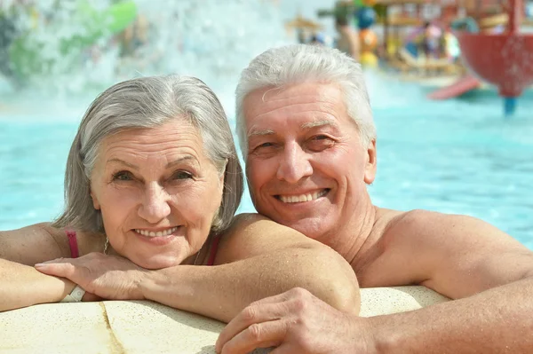 Couple sénior se relaxant à la piscine — Photo