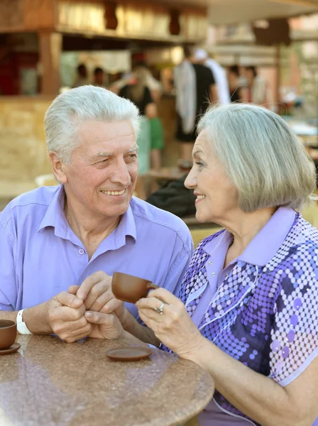 Старшая пара с кофе — стоковое фото