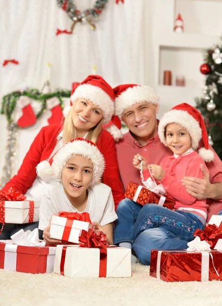 Familie mit Kindern in Weihnachtsmützen — Stockfoto