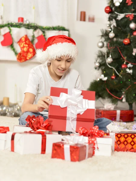 Ragazzo felice che festeggia il Natale — Foto Stock