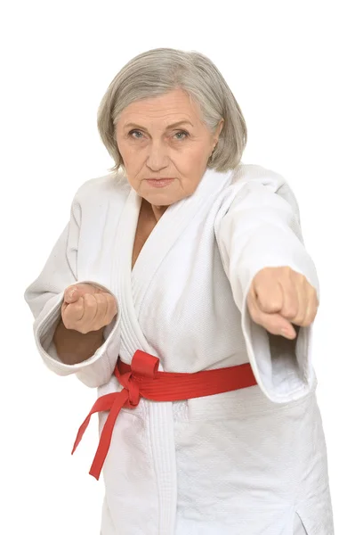 Äldre kvinna i karate pose — Stockfoto