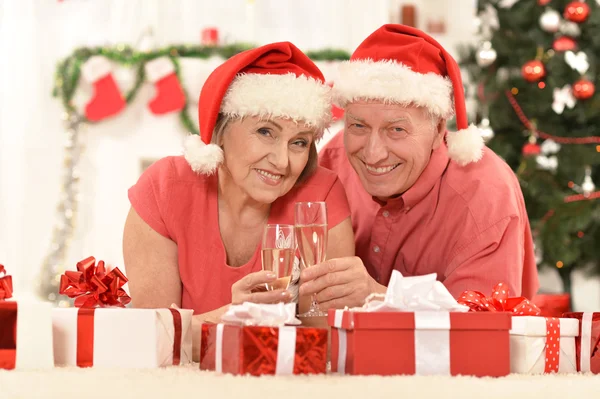 Old couple celebrating new year — Stock Photo, Image