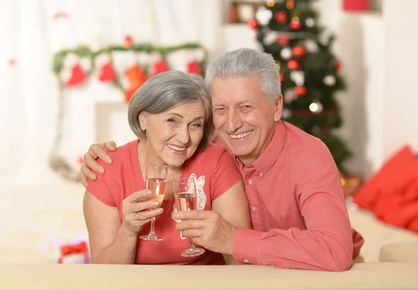 Pareja de edad celebrando año nuevo —  Fotos de Stock