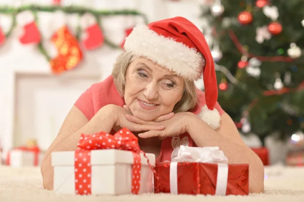 Senior vrouw met geschenken — Stockfoto