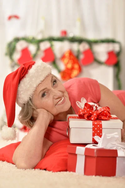 Äldre kvinna med gåvor — Stockfoto