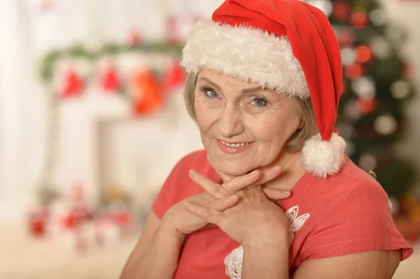 Seniorin mit Weihnachtsmütze — Stockfoto