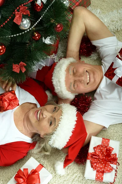 Pareja mayor celebrando año nuevo — Foto de Stock