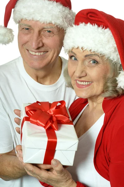 Забавная пожилая пара с подарком — стоковое фото