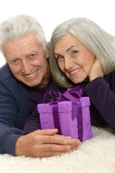 Zábavné starý pár s dárkem — Stock fotografie