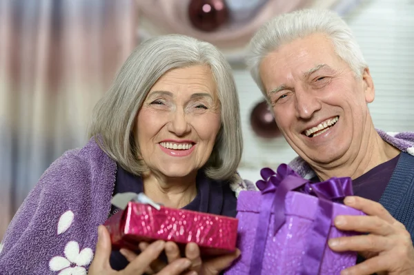 Hediye ile eğlenceli yaşlı çift — Stok fotoğraf