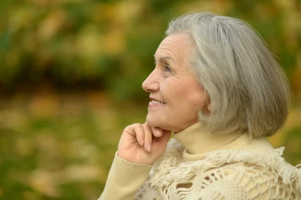 Seniorin im Herbstpark — Stockfoto