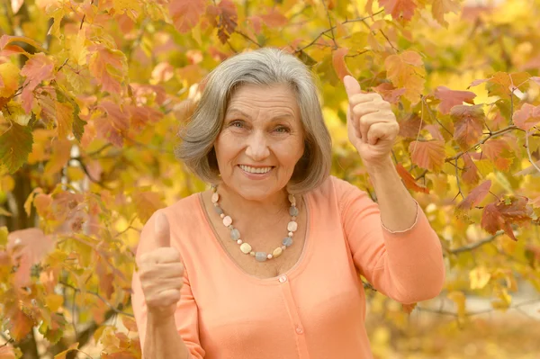 Donna anziana con i pollici in su — Foto Stock