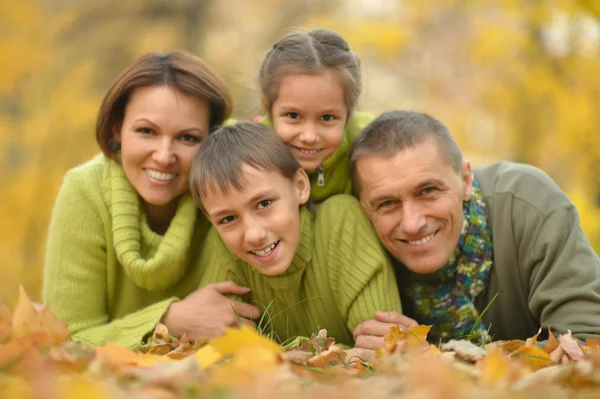 Familie entspannt im Herbstpark — Stockfoto