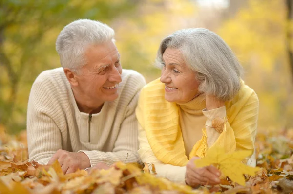 Coppia senior al parco autunnale — Foto Stock