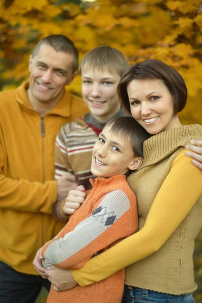 Família feliz na floresta de outono — Fotografia de Stock