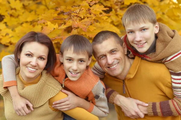 Sonbahar ormandaki mutlu bir aile — Stok fotoğraf