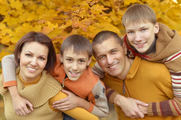 Lycklig familj i höst skog — Stockfoto