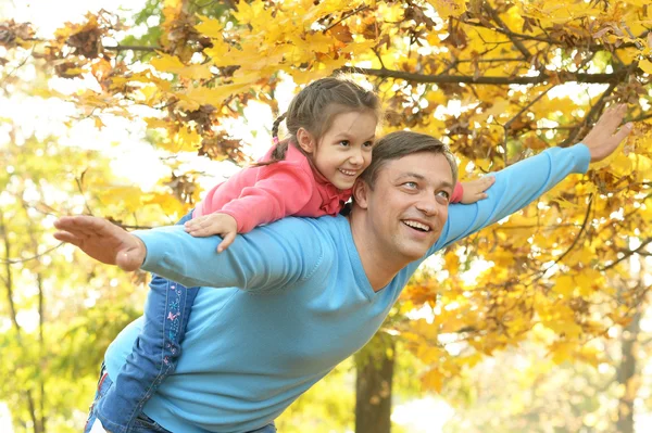 Vader en dochter in park — Stockfoto