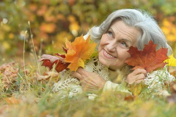 Senior kvinna i höstparken — Stockfoto