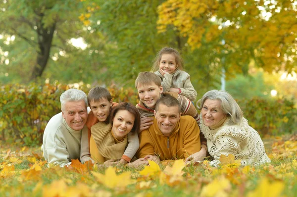 Familj i höstparken — Stockfoto